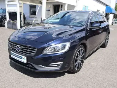 Gebraucht Volvo V60 Summum 152 PS (111 kW) 2016 Magic blue Kombi