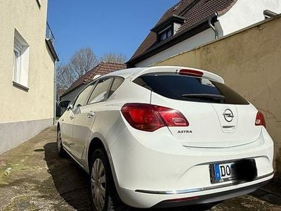 Gebraucht Opel Astra Selection 116 PS (85 kW) 2015 Weiß Limousine