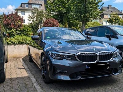gebraucht BMW 318 i 2022 Sportline mit Schaltwippen und 8-fach bereift