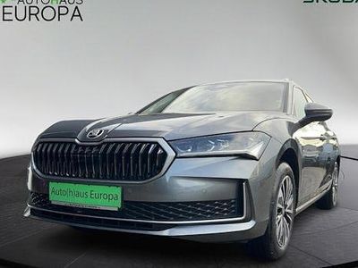 Neu Skoda Superb Selection 150 PS (110 kW) 2025 Grau Kombi