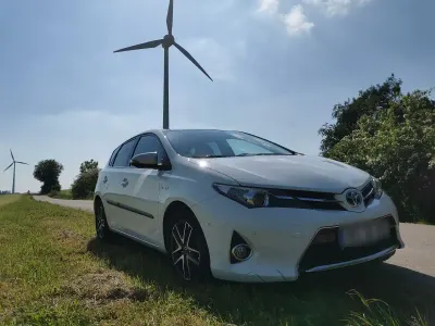 Gebraucht Toyota Auris Hybrid 136 PS (100 kW) 2015 Weiß Limousine