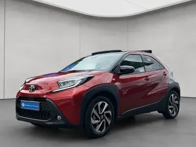 Neu Toyota Aygo X Play 72 PS (52 kW) 2025 Chili red / night sky bl SUV