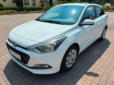 Gebraucht Hyundai i20 Classic 75 PS (55 kW) 2017 Weiß Limousine