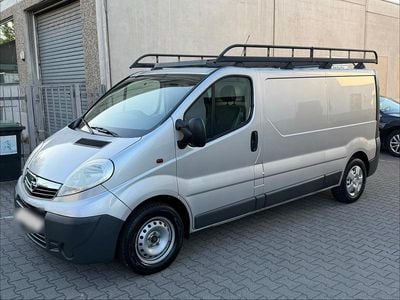 Second-hand Opel Vivaro 114 CP (83 kW) 2013 Argintiu Monovolum