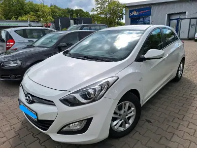 Gebraucht Hyundai i30 101 PS (74 kW) 2015 Weiß Limousine