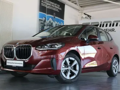 Gebraucht BMW 218 Active Tourer 150 PS (110 kW) 2024 Piemont rot metallic Van / Kleinbus