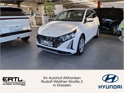 Gebraucht Hyundai i20 Select 101 PS (74 kW) 2025 Atlas white Kleinwagen