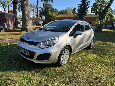 Brilliantsilber met. Gebraucht 2012 Kia Rio Edition 7 Kleinwagen | 6.250 € (Etwas zu teuer)