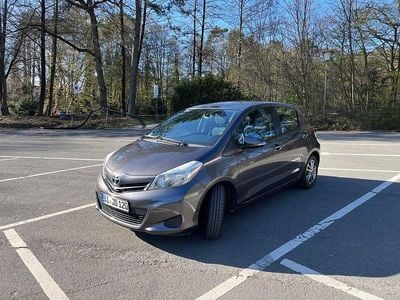 Gebraucht Toyota Yaris Life 99 PS (72 kW) 2012 Grau Kleinwagen