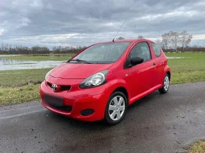 Gebraucht Toyota Aygo 68 PS (50 kW) 2011 Rot Kleinwagen