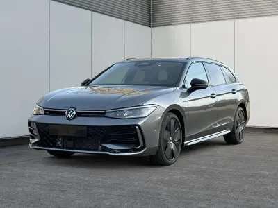 Neu VW Passat R-line 193 PS (141 kW) 2025 Diabasgrau metallic Kombi