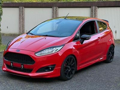 Gebraucht Ford Fiesta 140 PS (102 kW) 2015 Rot Coupé