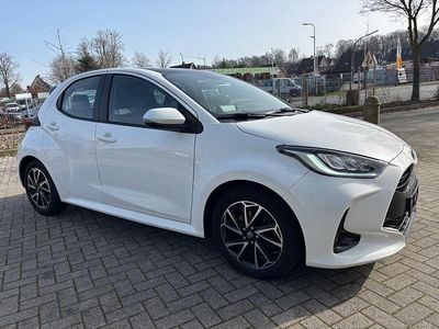 Gebraucht Toyota Yaris Hybrid Business Edition 92 PS (67 kW) 2022 Weiß Limousine