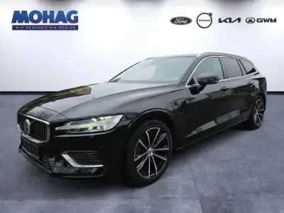 Używany Volvo V60 Core 350 KM (257 kW) 2022 Czarny Kombi
