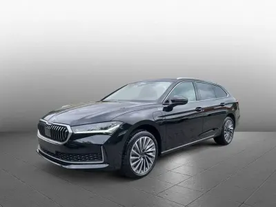 Neu Skoda Superb LAURIN & KLEMENT 204 PS (150 kW) 2026 Ebony schwarz metallic Kombi