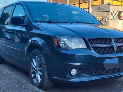 Grau Gebraucht 2014 Dodge Grand Caravan Van / Kleinbus | 16.099 € (Teuer)