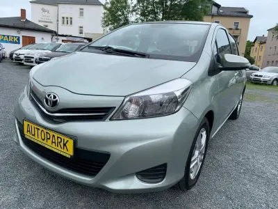 Gebraucht Toyota Yaris 69 PS (50 kW) 2012 Silber Kleinwagen