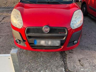 Rot Gebraucht 2011 Fiat Doblò Van / Kleinbus | 2.950 €