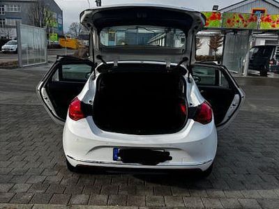 Gebraucht Opel Astra Edition 120 PS (88 kW) 2014 Weiß Limousine