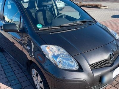 Gebraucht Toyota Yaris 69 PS (50 kW) 2011 Grau Kleinwagen