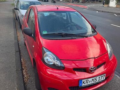 Gebraucht Toyota Aygo 68 PS (50 kW) 2010 Rot Kleinwagen
