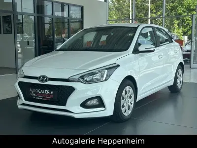 Gebraucht Hyundai i20 Select 84 PS (61 kW) 2020 Weiß Kleinwagen