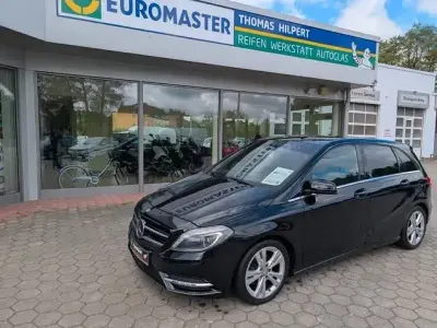 Gebraucht Mercedes B200 156 PS (114 kW) 2013 Kosmosschwarz  metalliclack Kleinwagen