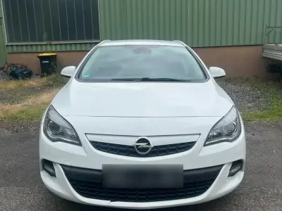 Gebraucht Opel Astra Sport 165 PS (121 kW) 2011 Weiß Kombi