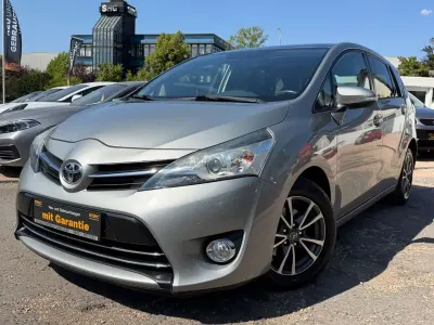 Gebraucht Toyota Verso Executive 124 PS (91 kW) 2013 New medium silver/ grey Van / Kleinbus