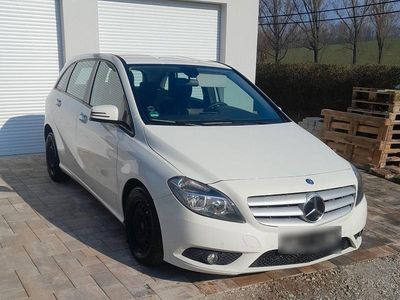 Gebraucht Mercedes B180 122 PS (89 kW) 2013 Weiß Van / Kleinbus