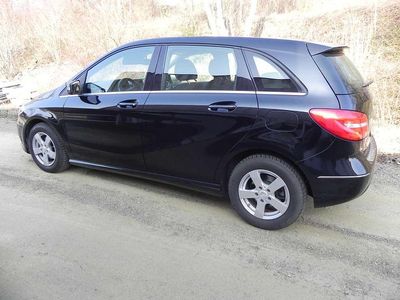Gebraucht Mercedes B180 122 PS (89 kW) 2014 Schwarz Van / Kleinbus
