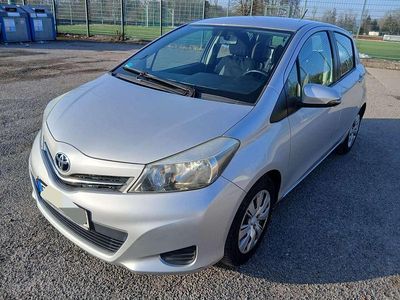 Gebraucht Toyota Yaris Life 90 PS (66 kW) 2012 Silber Limousine