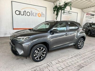 Neu Toyota Yaris Cross Team 131 PS (96 kW) 2025 Grau SUV