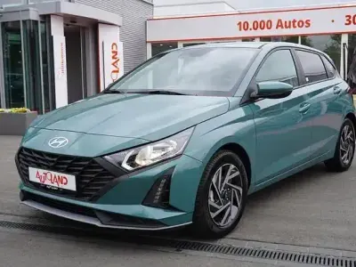 Neu Hyundai i20 79 PS (58 kW) 2025 Mangrovegreenmet. Kleinwagen