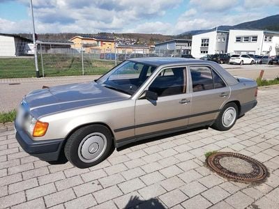 Usata Mercedes E250 90 CV (66 kW) 1988 Argento Berlina