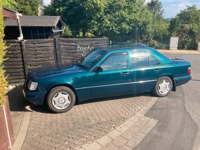 Gebraucht Mercedes E220 150 PS (110 kW) 1995 Grün Limousine