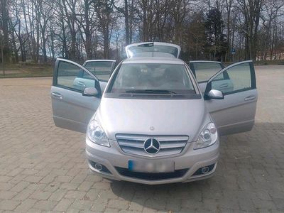 Gebraucht Mercedes B180 115 PS (84 kW) 2010 Silber Van / Kleinbus