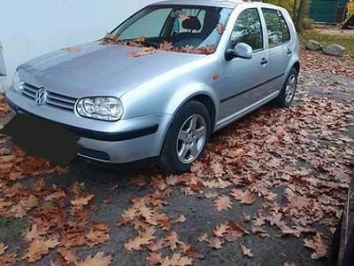 Grau Gebraucht 2004 VW Golf IV Kleinwagen | 1.300 € (Fairer Preis)