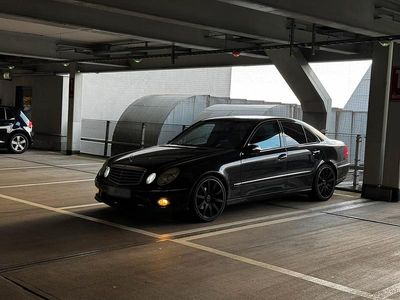 Second-hand Mercedes E240 AMG 180 CP (132 kW) 2004 Negru Berlinǎ