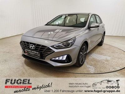 Gebraucht Hyundai i30 Trend 120 PS (88 kW) 2024 Shimmering silver / met Limousine