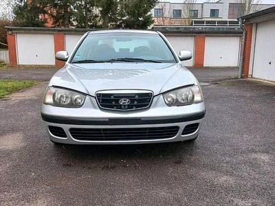 Usado Hyundai Elantra 112 HP (82 kW) 2002 Prateado Citadino