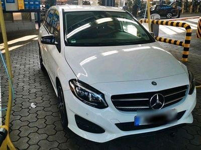 Gebraucht Mercedes A180 AMG line 109 PS (80 kW) 2014 Weiß Limousine