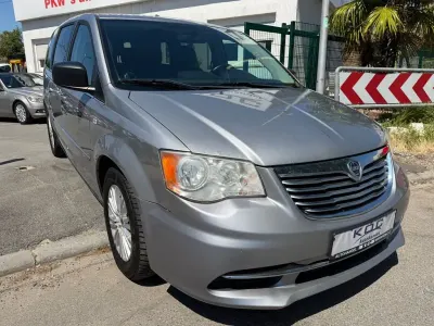 Gebraucht Lancia Voyager 177 PS (130 kW) 2014 Silber Van / Kleinbus