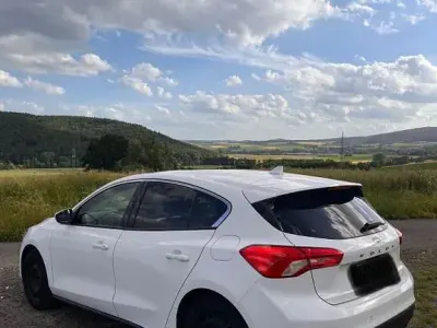 Gebraucht Ford Focus Cool & Connect 125 PS (91 kW) 2019 Weiß Limousine
