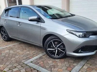 Gebraucht Toyota Auris Hybrid Team 136 PS (100 kW) 2018 Grau Limousine