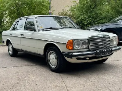 Gebraucht Mercedes E230 136 PS (100 kW) 1982 Weiß Limousine