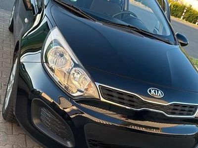 Second-hand Kia Rio 109 CP (80 kW) 2014 Negru Hatchback