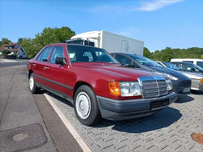 Gebraucht Mercedes E230 136 PS (100 kW) 1986 Rot Limousine