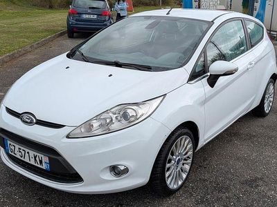 Gebraucht Ford Fiesta Trend 95 PS (69 kW) 2011 Weiß Kleinwagen