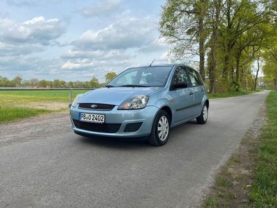 gebraucht Ford Fiesta Ambiente hellblau metallic 1.3 69PS TÜV 5/25